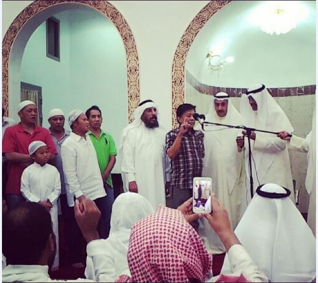 فلبينيان يشهران إسلامهما بمسجد "بر الوالدين" في أبو حليفة