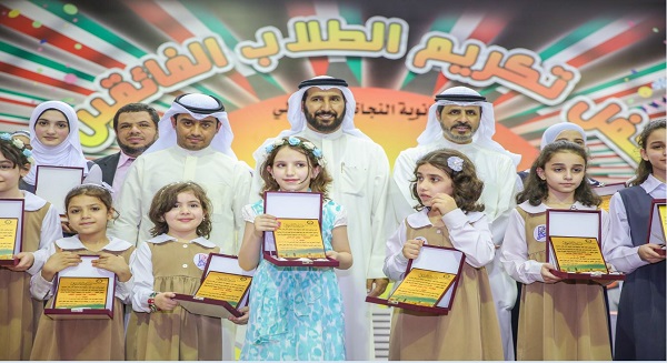 حفل تكريم الطلاب المتفوقين في مدرسة علمني حرفا