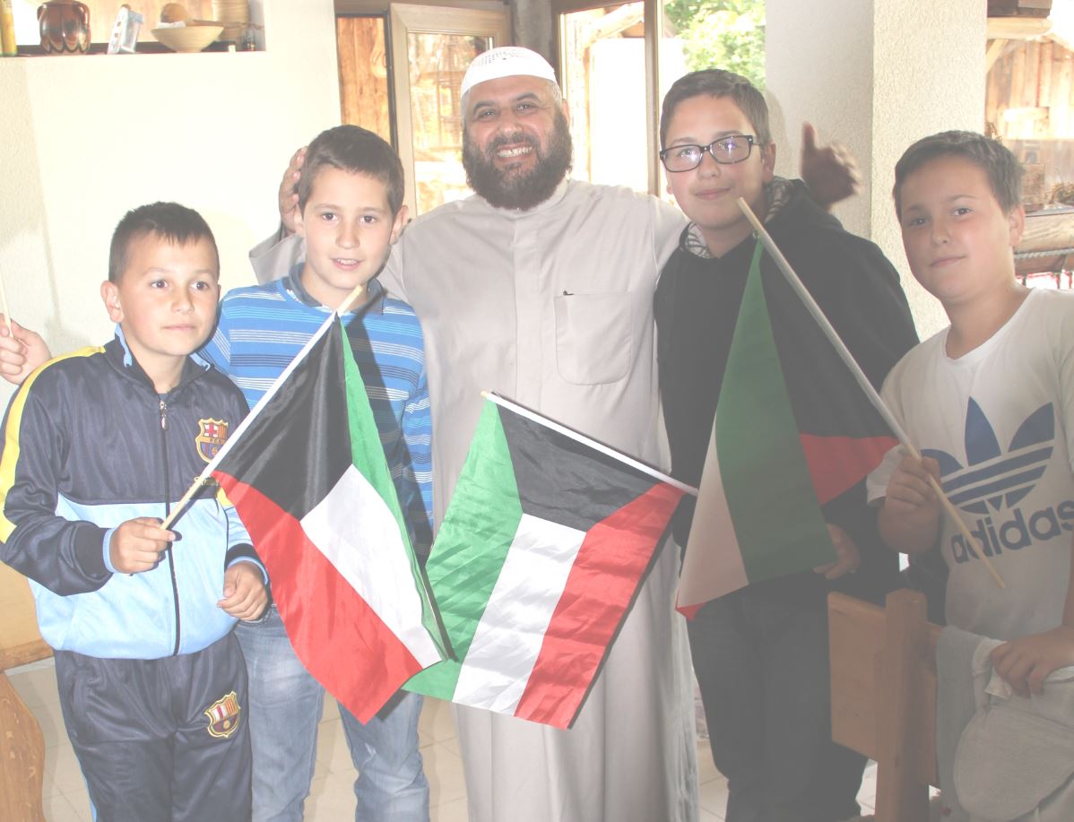 العقيل خلال زيارة أيتام البانيا