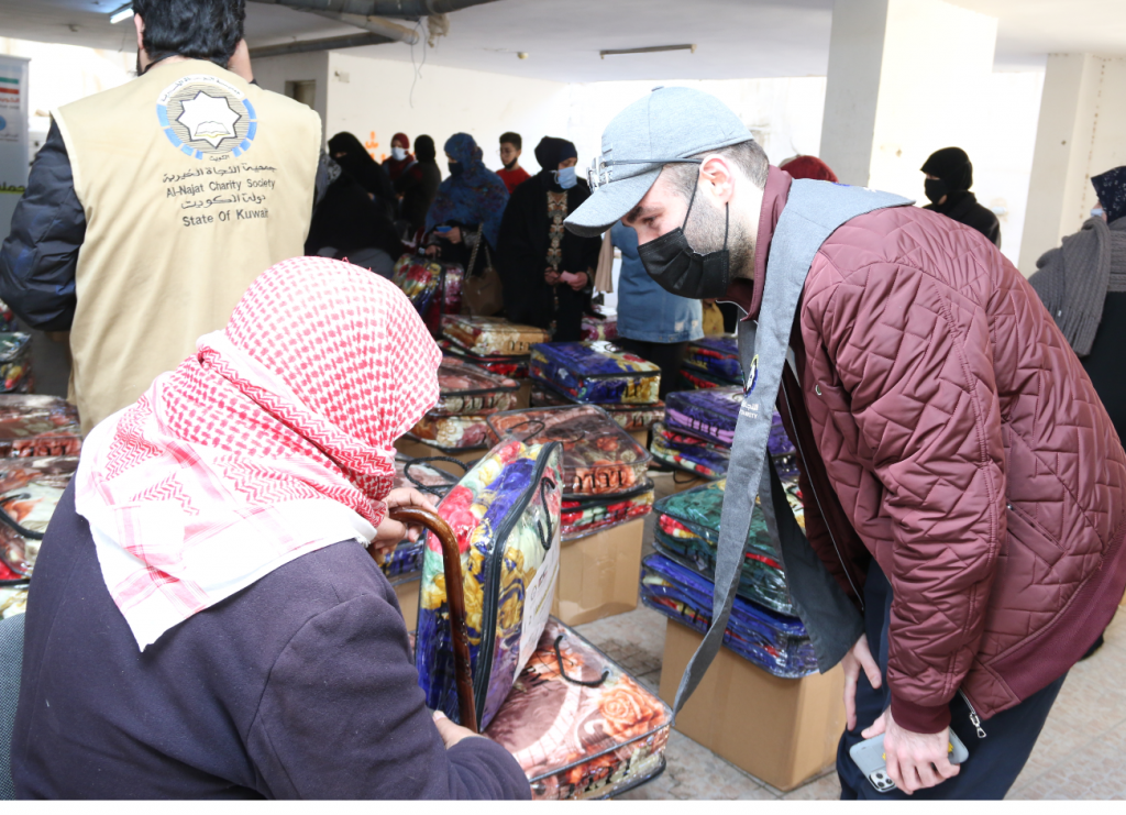 الثويني يطمئن على صحة أحد كبار السن