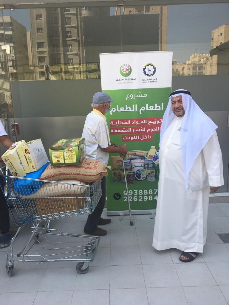 الكندري يوزع خيرات الكويت للأسر المتعففة