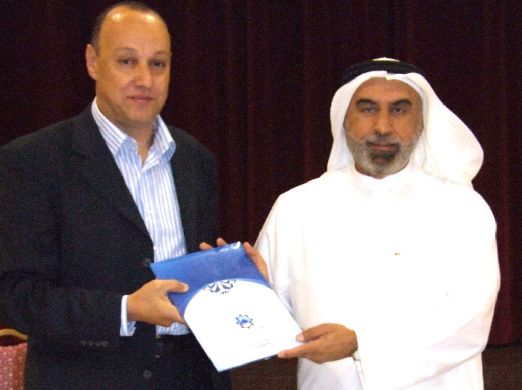 مدارس النجاة تكرم المعلم المثالي